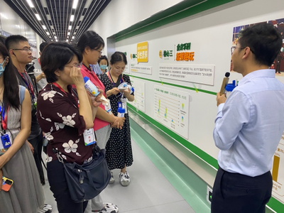 兩岸記者團參觀新華西乳業工廠 見證科技乳品智造